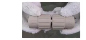 Siết chặt bằng dụng cụ chuyên dụng