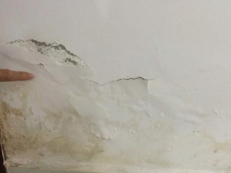 Việc gãy ống sẽ khiến tường nhà bị ẩm mốc, ố vàng, mất thẩm mỹ