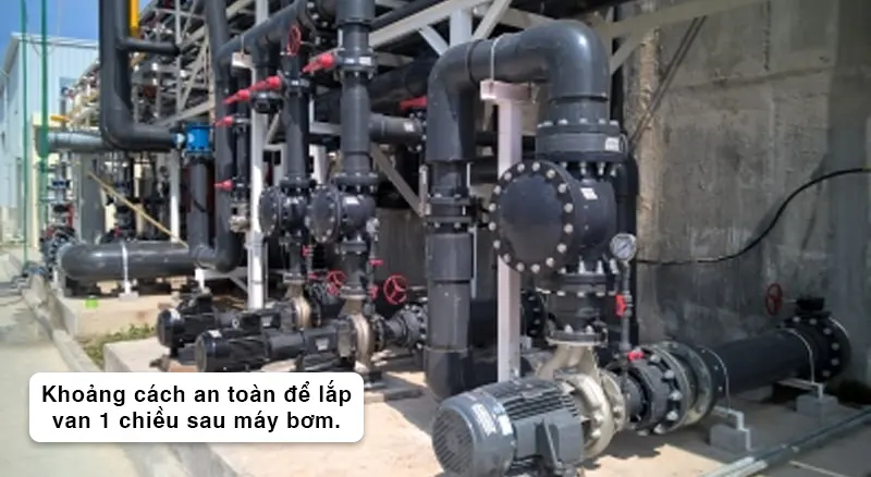 Khoảng cách an toàn để lắp van 1 chiều sau máy bơm.
