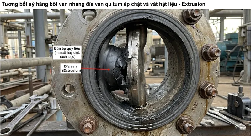 Nguyên nhân do siết ốc mặt bích quá chặt