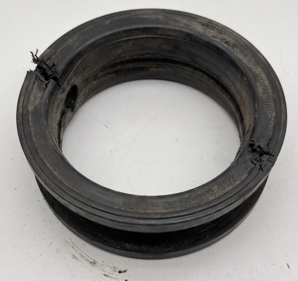 Gioăng EPDM của van bướm nhựa bị đùn vào lòng van và rách do siết bu-lông quá lực