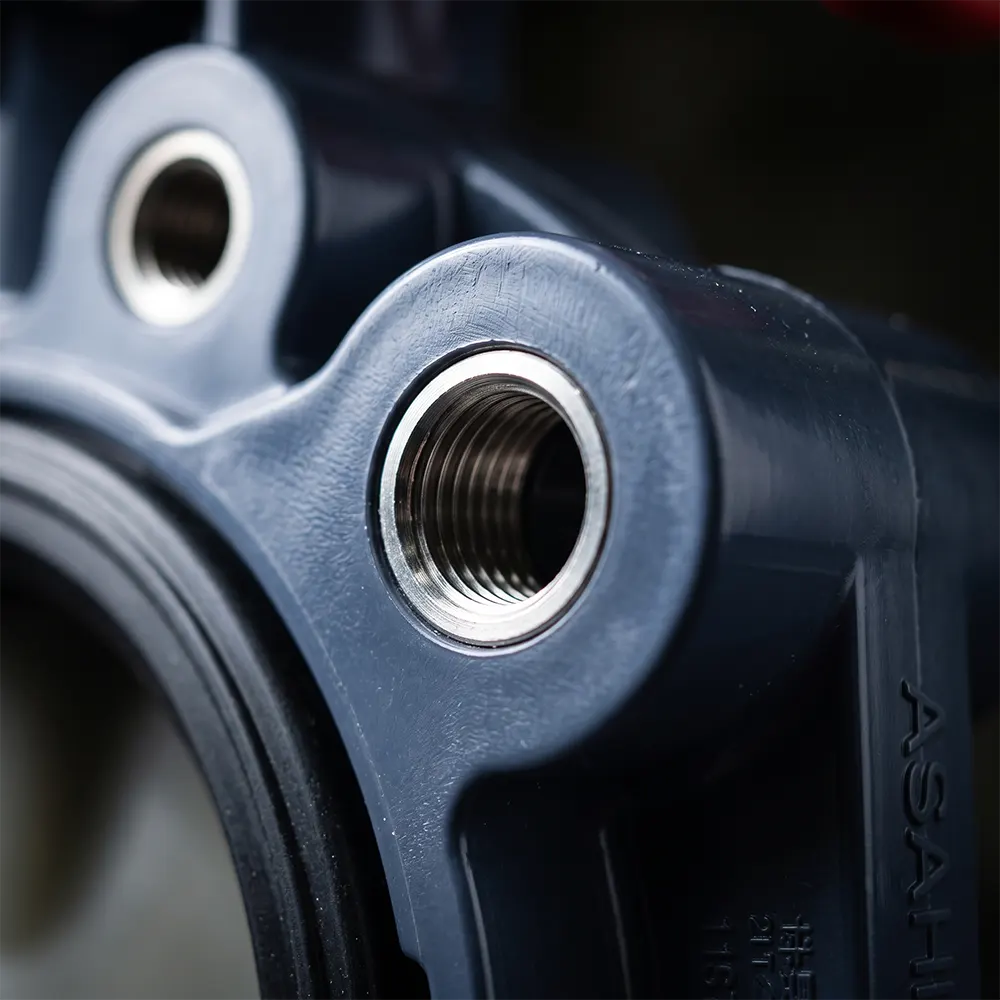 Tai lug có insert thép SUS316 trên van bướm nhựa Asahi Type 57TL.