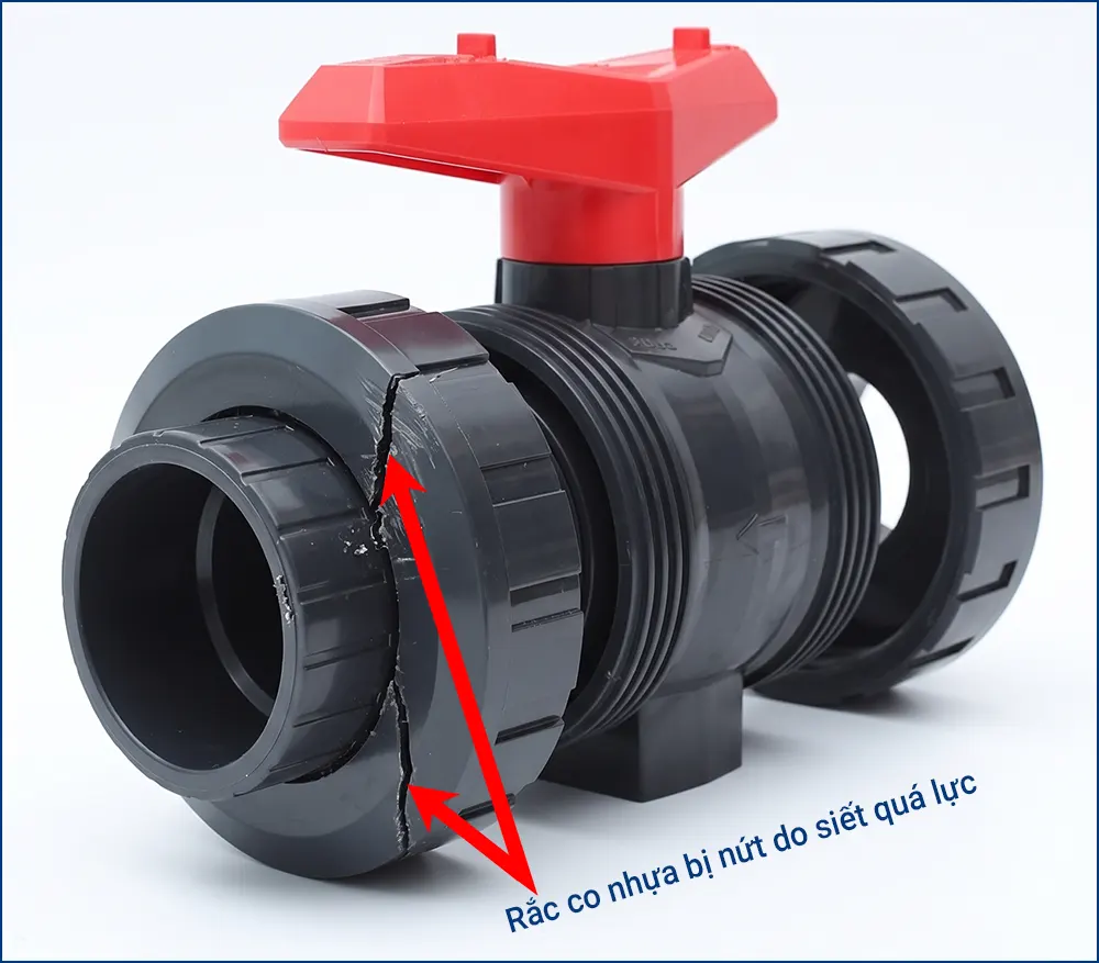 Đai ốc rắc co nhựa có vết nứt dọc theo phần ren do siết bằng cờ lê quá lực
