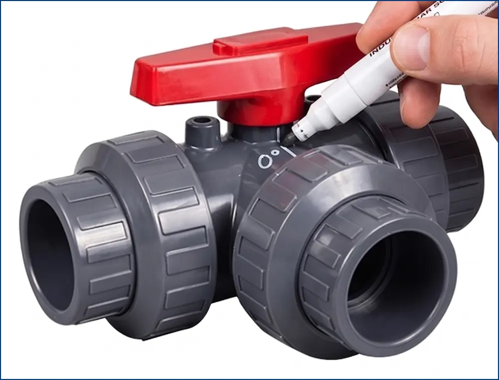 Bút đánh dấu vị trí 0° trên thân van bi 3 ngã nhựa trước khi lắp vào đường ống