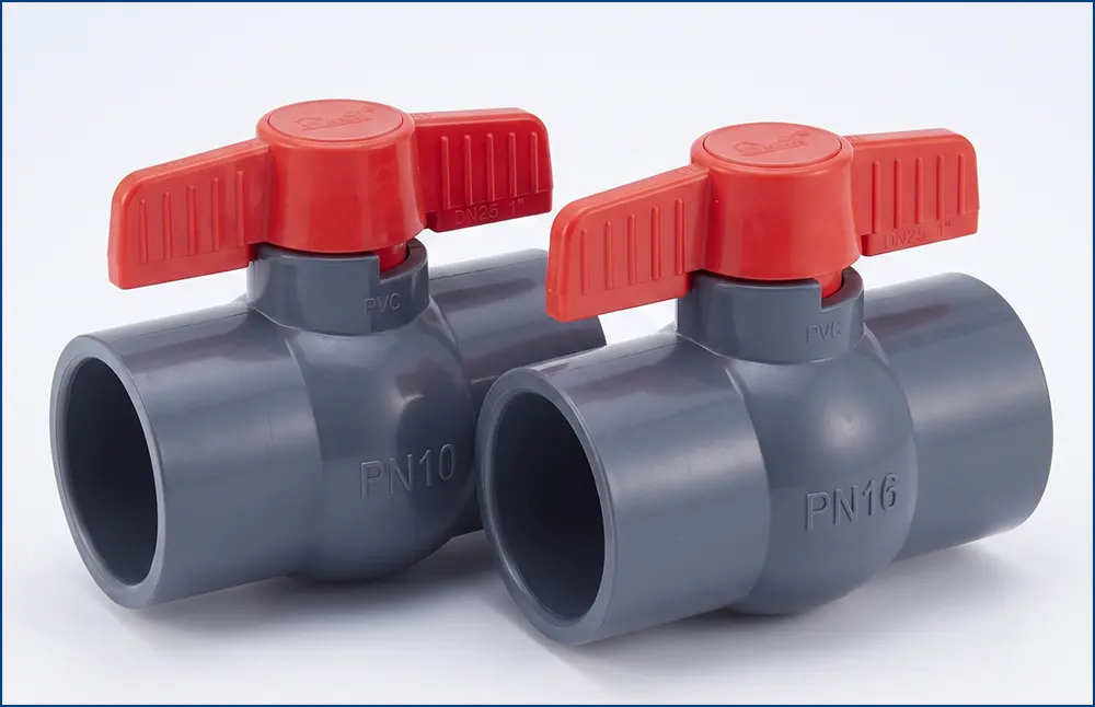 Ký hiệu PN10 và PN16 in nổi trên thân hai van bi nhựa cùng cỡ