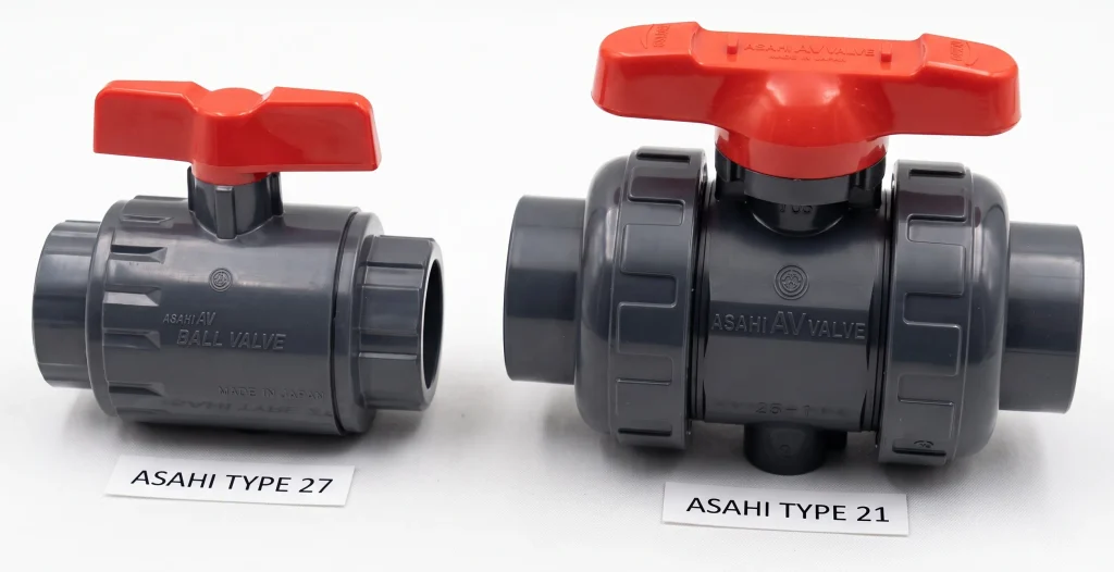 So sánh kích thước nhỏ gọn của van bi nhựa mini Asahi Type 27 so với van bi true union Type 21