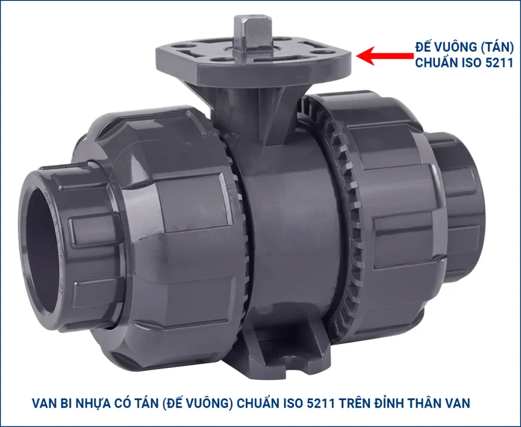 Van bi nhựa có đế vuông chuẩn ISO 5211 trên đỉnh thân van, chưa gắn tay gạt hay bộ truyền động