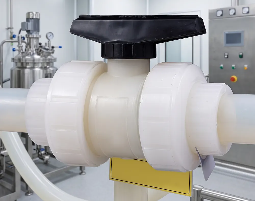 Van bi nhựa PVDF màu trắng ngà dùng trong hệ thống hóa chất mạnh ngành dược phẩm